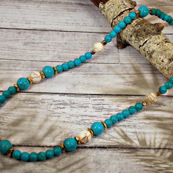 Turquoise and white stone bead necklace mixed with small gold beads. - Picture 12 of 12